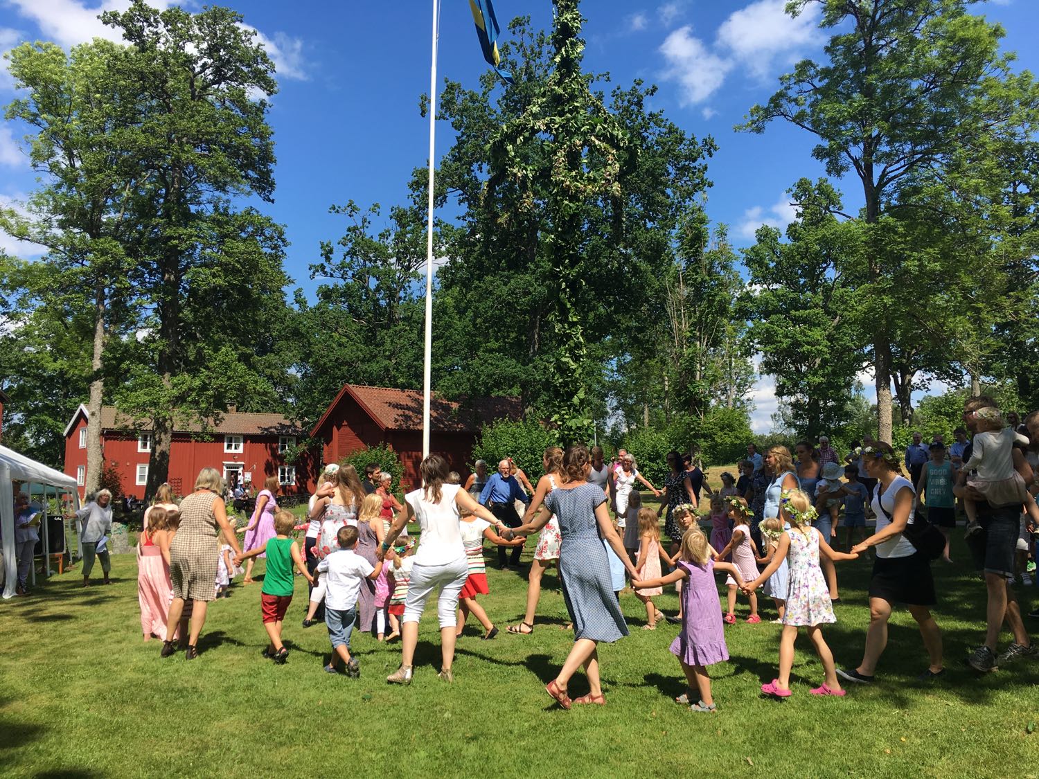 Es wird getanzt und gesungen an Midsommar. (Foto Andrea Ullius)