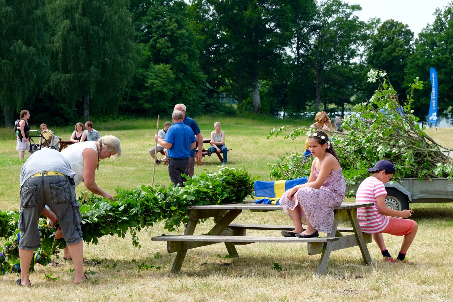 Alle helfen mit beim Schmücken des Majstång. (Foto Andrea Ullius)
