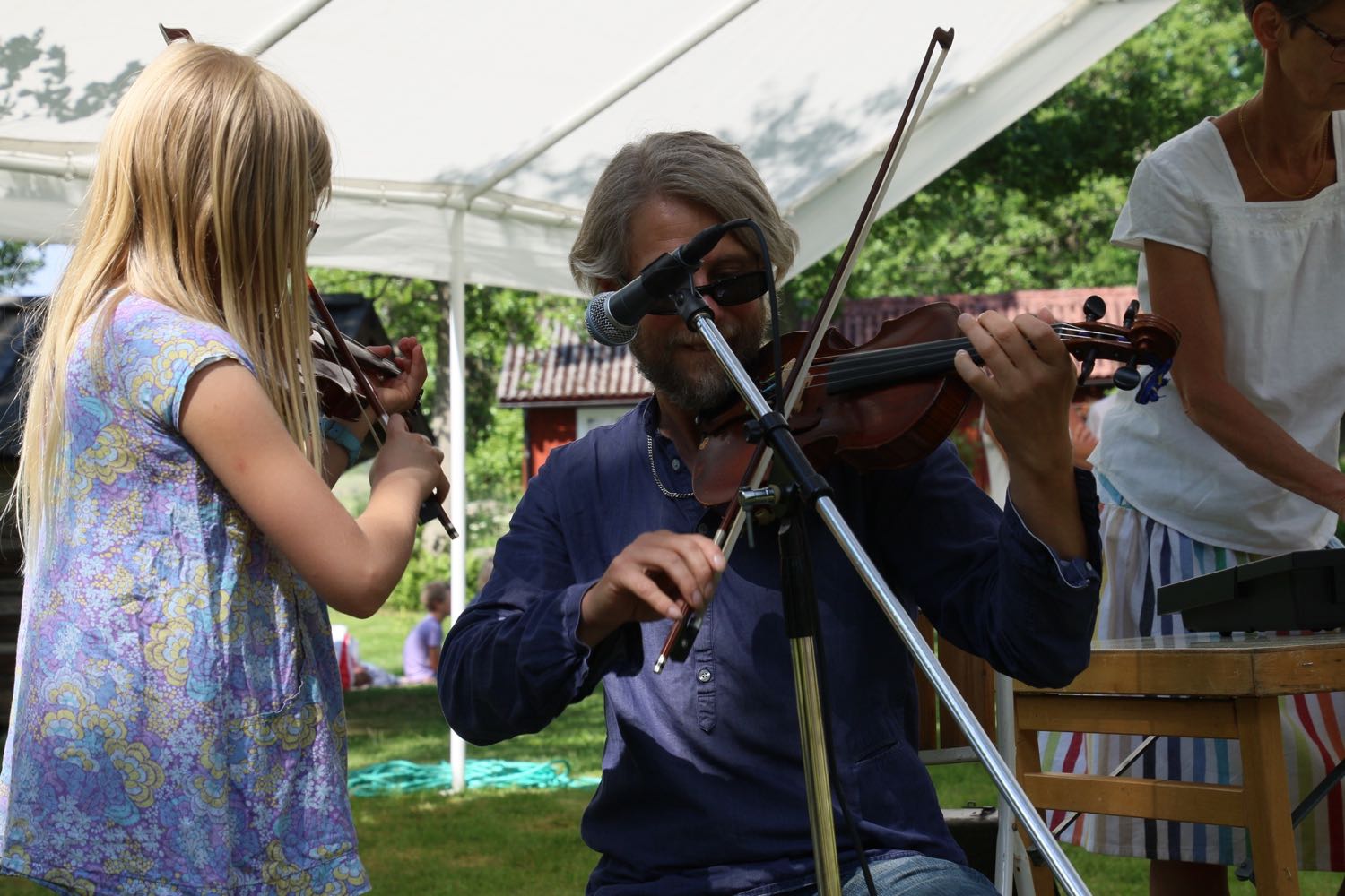 Die Musik spielt traditionelle Midsommar-Lieder. (Foto Andrea Ullius)