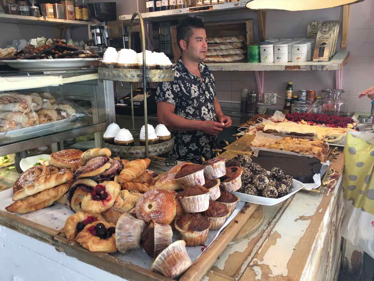 Allerhand Süsses und Pikantes steht für die Fika im Le Petit Café in Göteborg bereit. (Foto Andrea Ullius)