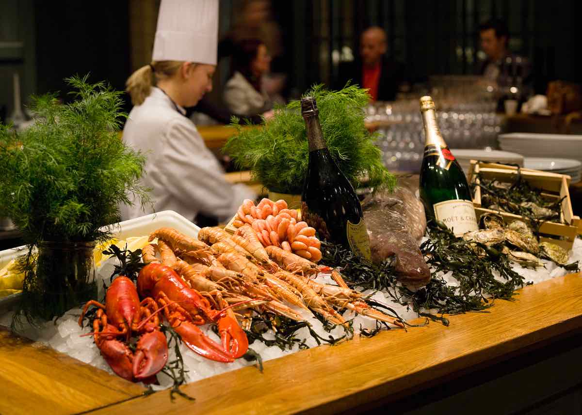 Zu Krebsen und Co gehört auch ein Aquavit. (Foto: Fiskekrogen / goteborg.com)
