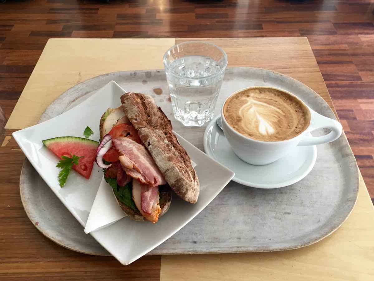 Da kommt Freude auf im Bara Vara Coffeeshop. (Foto: Andrea Ullius)