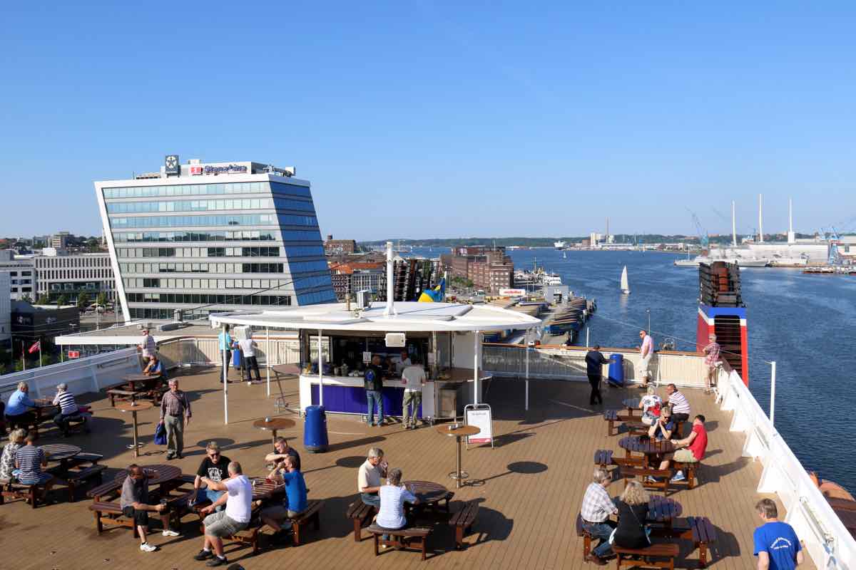 Auf Deck tummeln sich schon schnell die ersten Gäste. (Foto Andrea Ullius)
